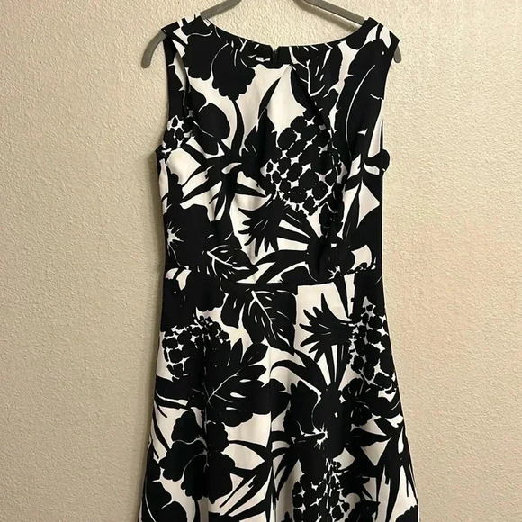 Signature Dresses & Skirts - Signature Darby Women Sleeveless Dress Black and White Floral Pattern Size 10